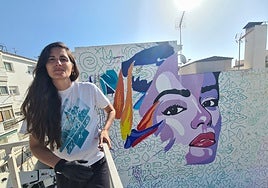 Ana Cortés 'Bosska', on the crane, with the mural painting in El Calvario.