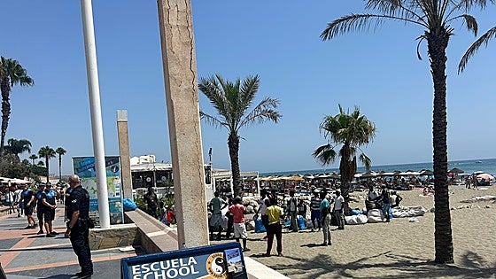 Four police officers injured in altercation with illegal street vendors in Benalmádena