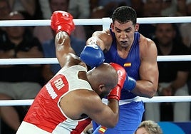 Ayoub Ghadfa beats French boxer Djamili-Dini Aboudou-Moindze in the semi-final.