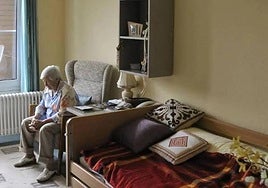 How do most people in Malaga province live? Is it alone, as a couple or with other family members?