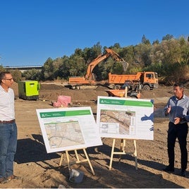 In the centre, the manager of Emasa, Juanjo Denis, and the Junta's water delegate, Fernando Fernández Tapia-Ruano.