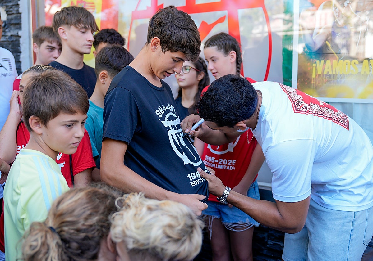 Imagen principal - Costa del Sol boxer Ayoub Ghadfa: 'We must inspire children to fight for their dreams'