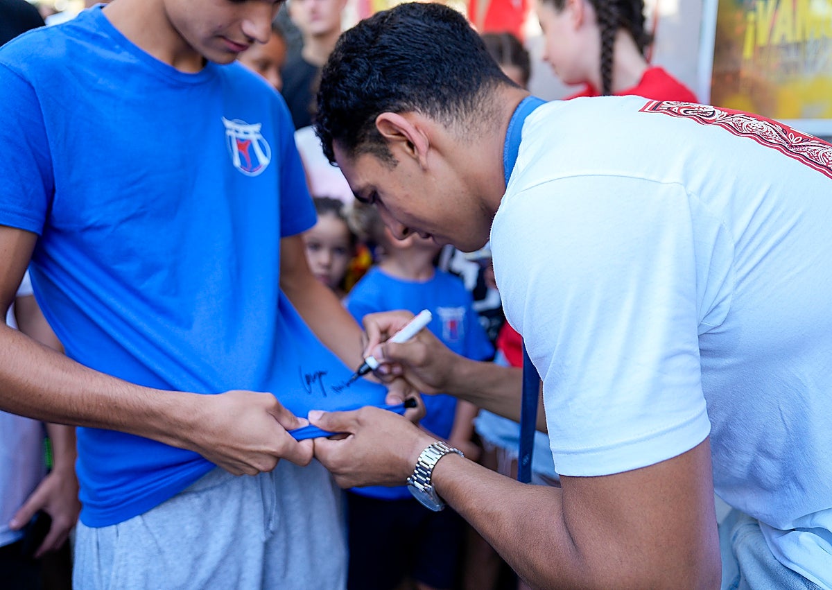 Imagen secundaria 1 - Costa del Sol boxer Ayoub Ghadfa: 'We must inspire children to fight for their dreams'