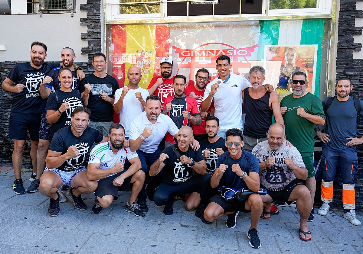 Imagen principal - Costa del Sol boxer Ayoub Ghadfa: 'We must inspire children to fight for their dreams'