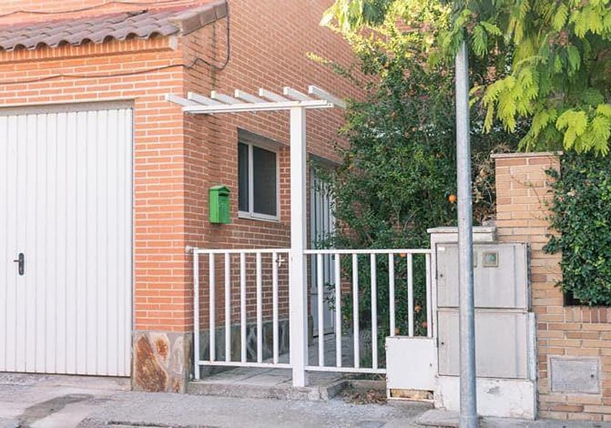 Imagen principal - THE TRAIL OF CRIME: In the first image, the house where the alleged killer was arrested; in the second, his father's vandalised vehicle. In the third, the fence through which he supposedly accessed the sports centre.