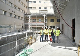 The Andalusian health representative, Carlos Bautista, on Wednesday during a visit to the hospital.