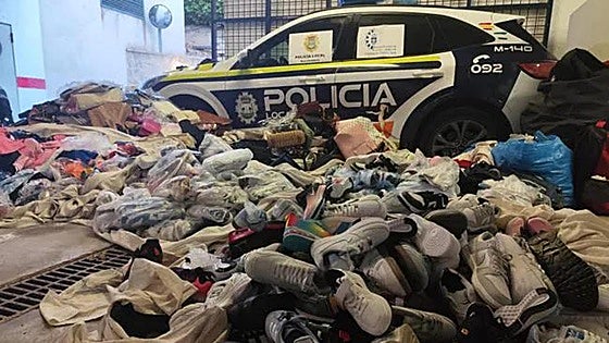 Blow to illegal street vendors operating on the Costa del Sol: four arrested and almost 3,000 items of clothing seized
