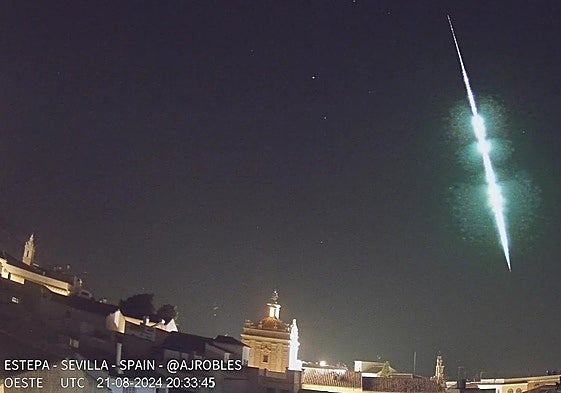 Great ball of fire: Watch as meteoroid streaks across night sky in Spain at 64,100 kilometres per hour