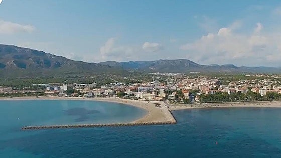 Red flag flown on beach in Spain after sighting of crocodile