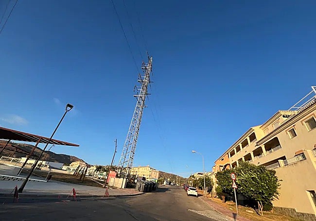 A high voltage electricity tower near El Faro primary school in Torrox.