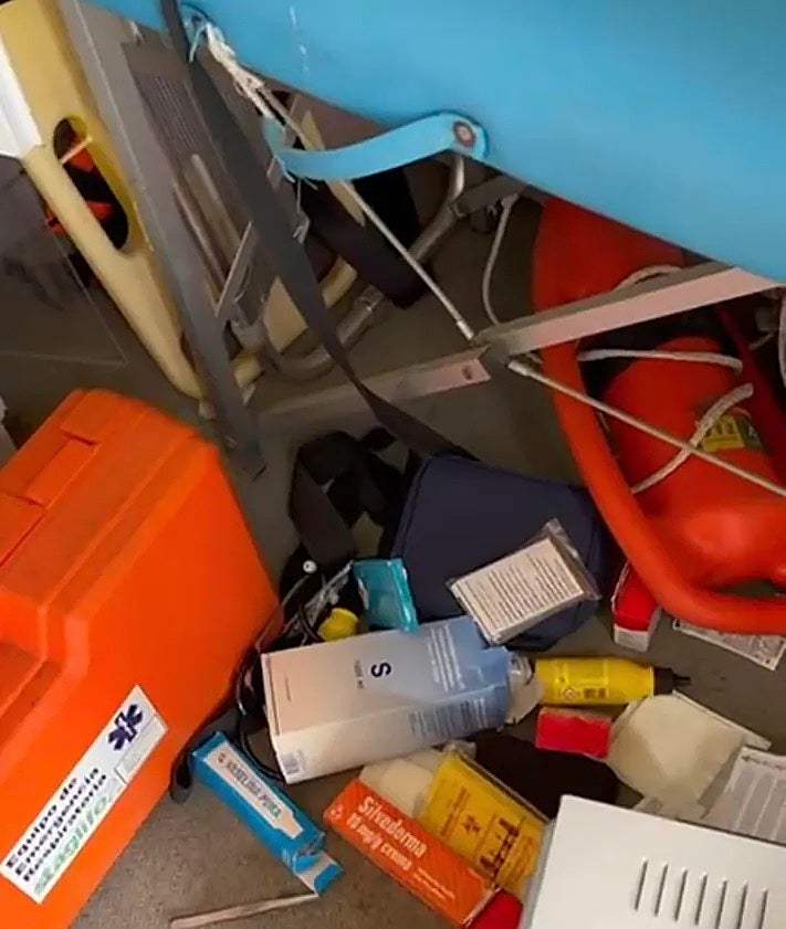 Imagen secundaria 2 - Graffiti near Vélez-Málaga cemetery; vandalism to the lifeguard station in Torre del Mar.