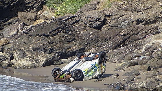 Benalmádena cliff plunge car is still stranded on beach two months later