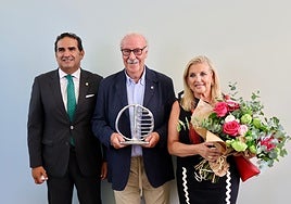 Vicente del Bosque (centre) and his wife María de la Santísima Trinidad López with Mancomunidad president Manuel Cardeña.