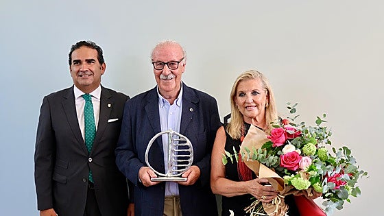 Costa del Sol awards first 'medal of honour' to former manager of Spain's World Cup-winning football team