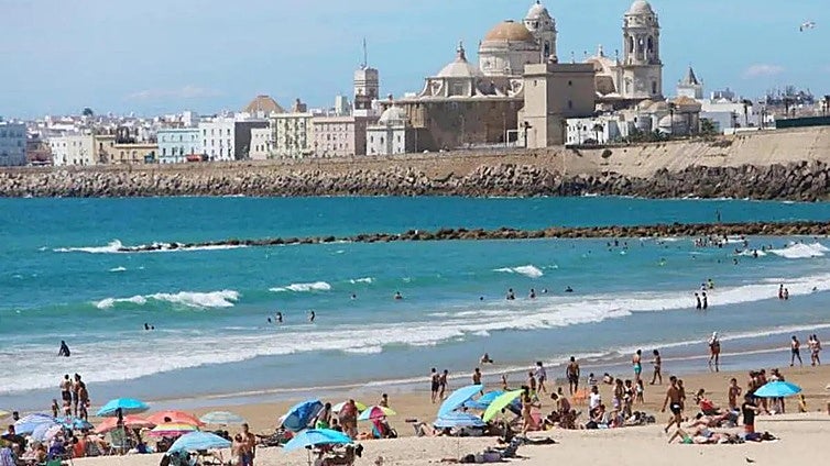 Cadiz city imposes hefty fines for anyone 'fencing off' their own bit of beach