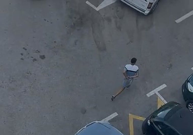 One of the suspects tried to escape again after the officers handcuffed him.