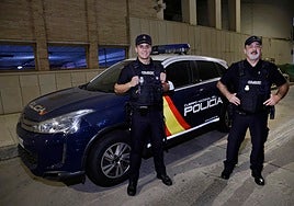 Trainee officer Iván García and veteran Alfonso Solís.