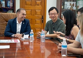 The mayor meets with Chinese representatives.