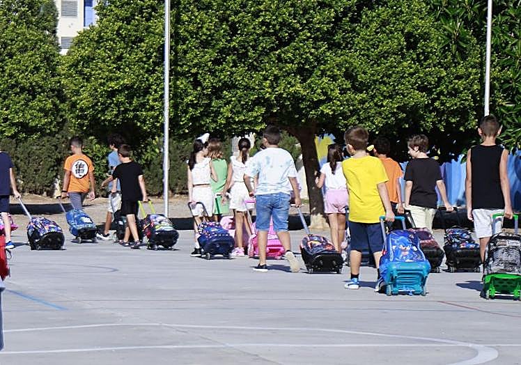 Elena and Eva, Flintstones workers, with the material for the children's play, which is essential for their development.
