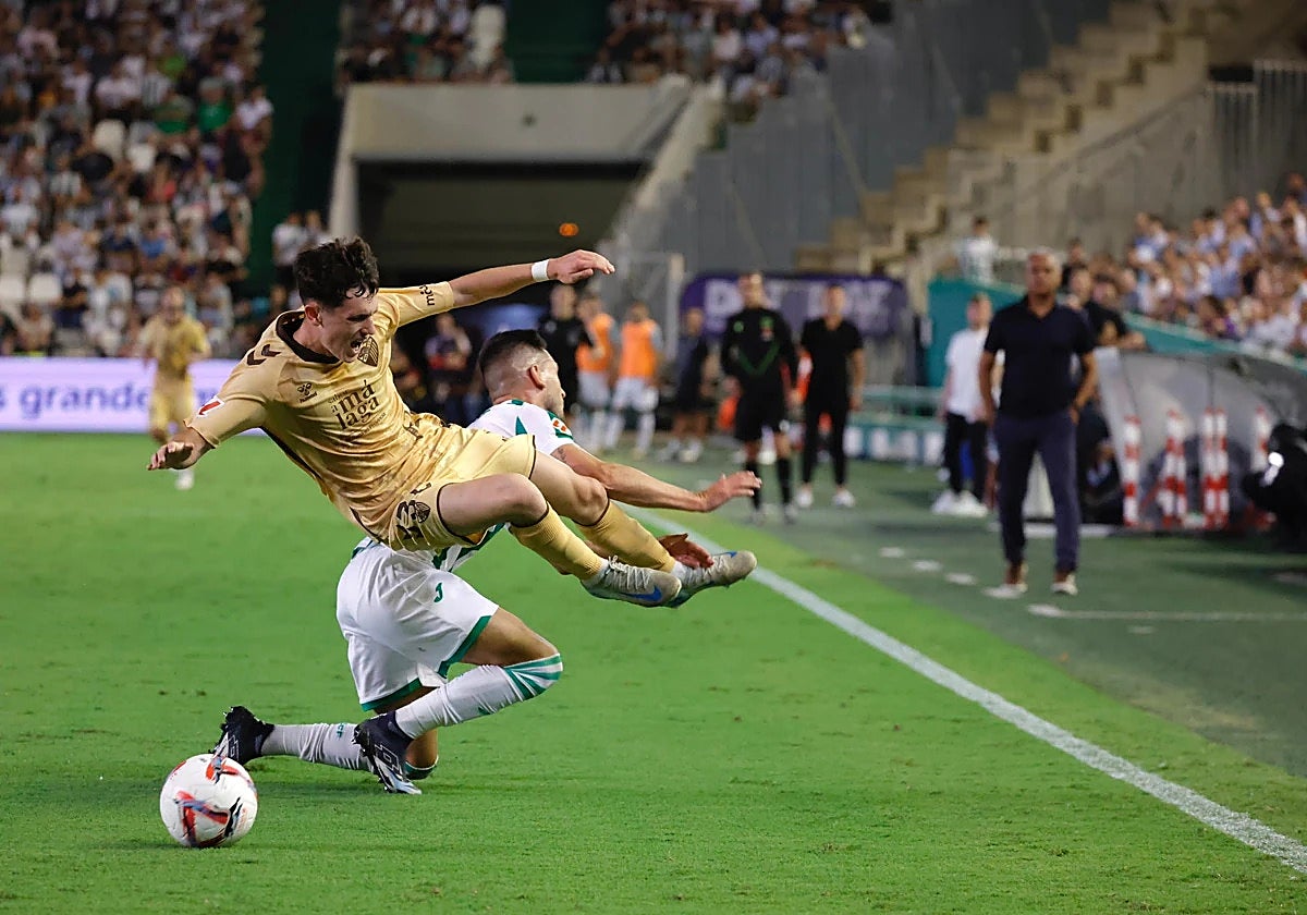 Aarón receives a hard tackle from Albarrán, which was punished with a yellow card.