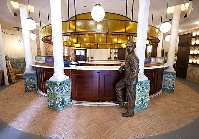 The circular bar pays homage to the bullfighting ring and is crowned by a glass 'sombrero' from Cordoba.