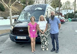 Representatives from El Taller de la Amistad with councillor Ana Pérez and the vehicle.