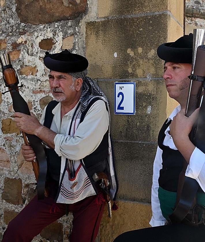 Imagen secundaria 2 - Hundreds look on as Costa del Sol town re-enacts historic battle