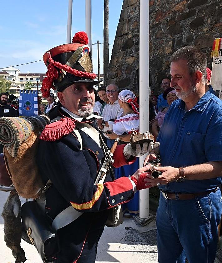 Imagen secundaria 2 - Hundreds look on as Costa del Sol town re-enacts historic battle