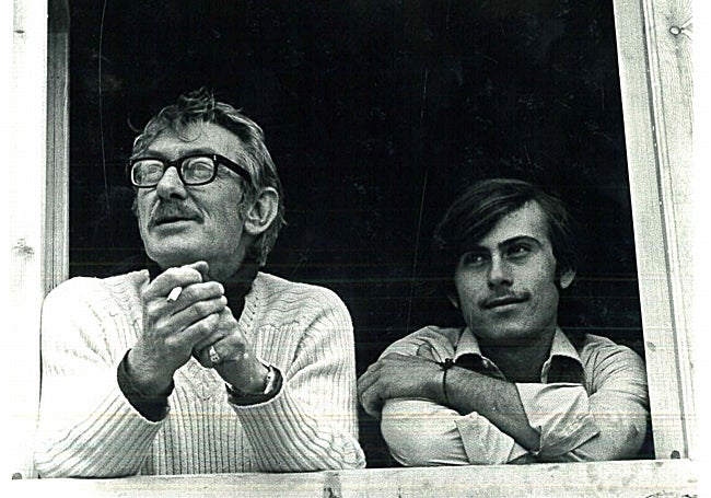 The painter with José Antonio Robles, his right-hand man.