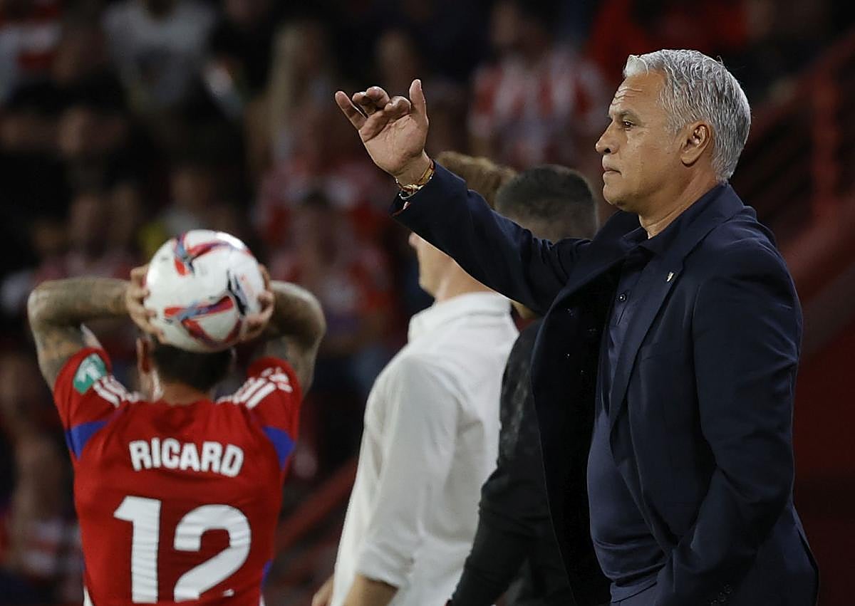 Imagen secundaria 1 - Herrero the penalty-saving hero as Malaga CF secure dramatic last-minute derby draw