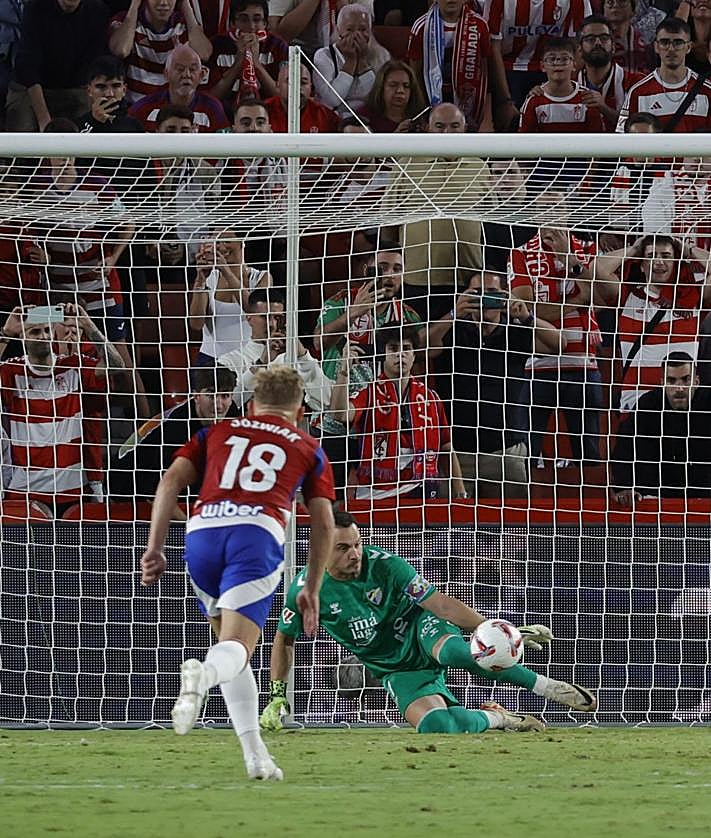 Imagen secundaria 2 - Herrero the penalty-saving hero as Malaga CF secure dramatic last-minute derby draw