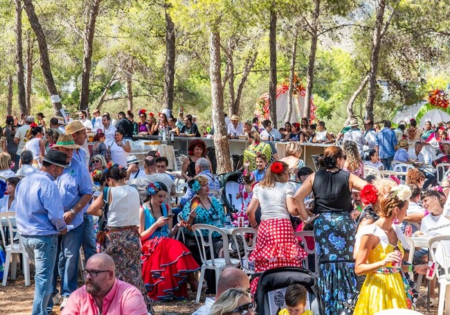 Miles de personas disfrutaron de una tarde en el pinar.