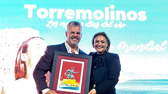 Torremolinos presents 'honorary tourist' award to real estate communications director