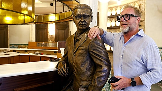Federico García Lorca returns to prop up bar at legendary Malaga café
