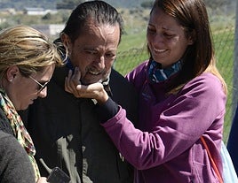 Muñoz with his daughters on his release from prison in 2016.