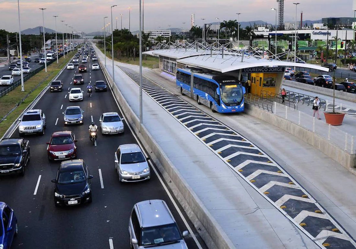 Rio de Janeiro's BRT, clearly showing how it uses an exclusive platform free from traffic and stations.