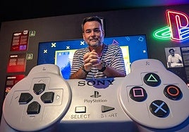 Javier Ramos poses for SUR at the OXO museum in Malaga.