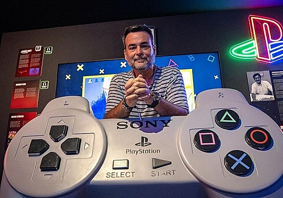 Javier Ramos poses for SUR at the OXO museum in Malaga.