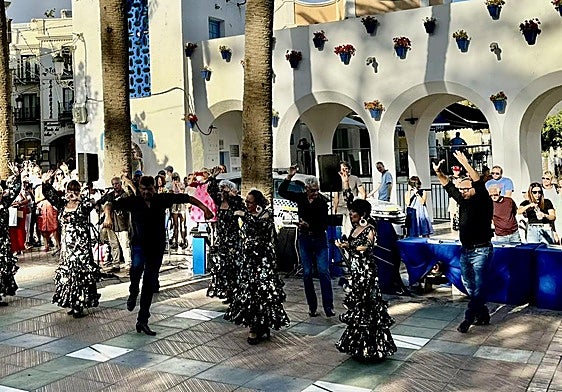 People watch a flamenco show on the Balcón de Europa.