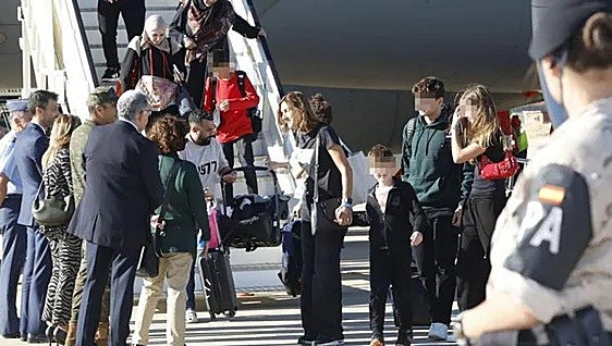 Spanish troops stay in Lebanon UN peacekeeping force for now as Madrid evacuates civilians