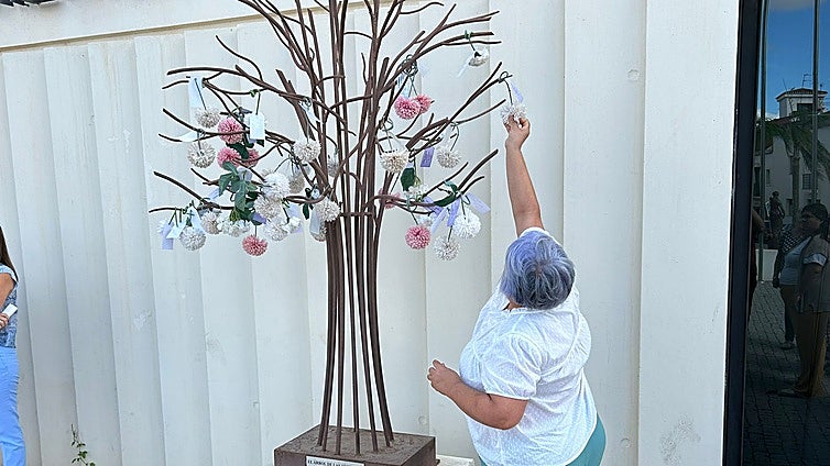 The 'Tree of Loss': delicate flowers that hang from metal branches cry out for justice in a Malaga town