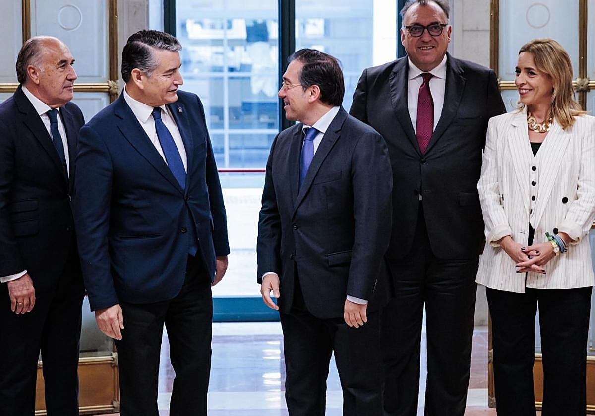 Albares (right) with the Junta's Sanz in Madrid on Wednesday.