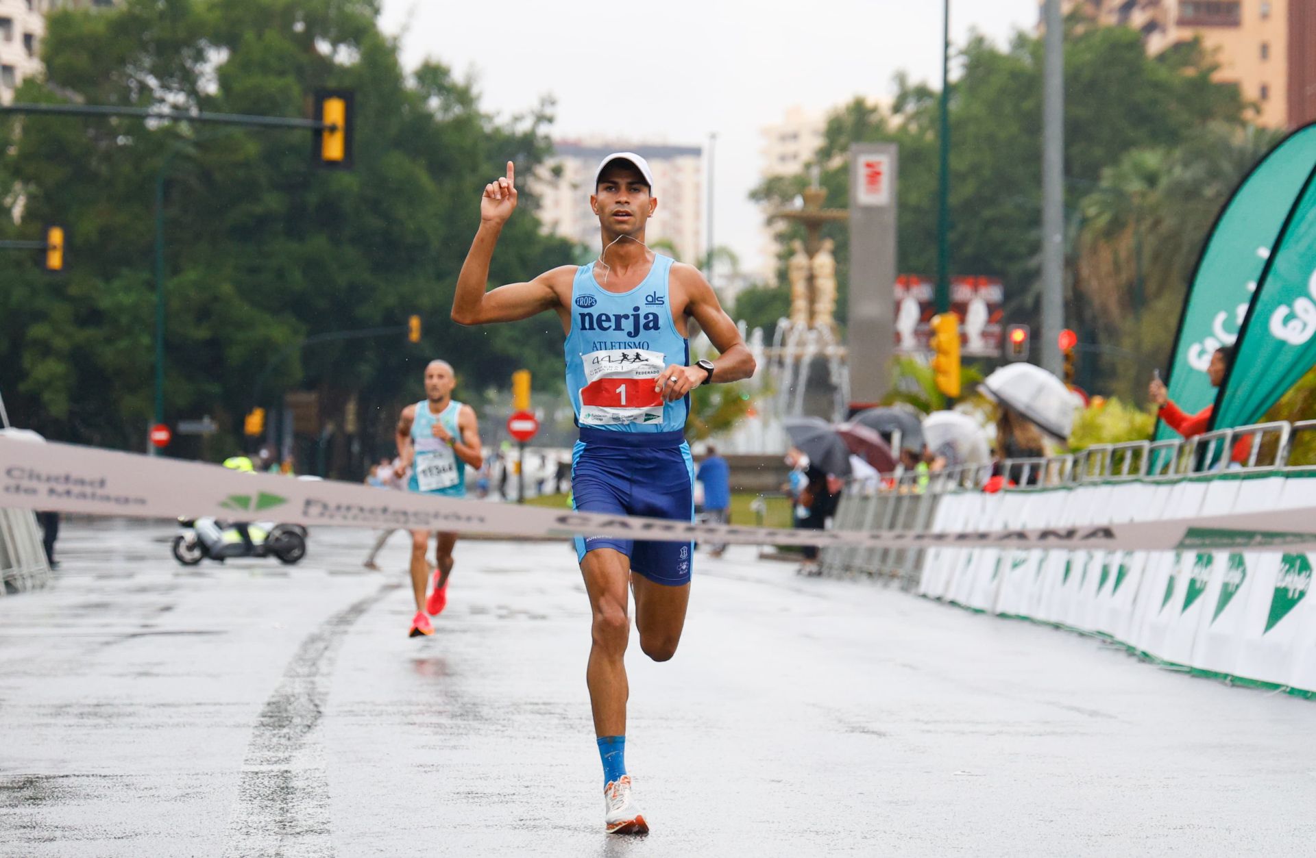 Imagen principal - Just 3,000 runners out of 10,000 registered cross the line in rain-soaked Carrera Urbana in Malaga