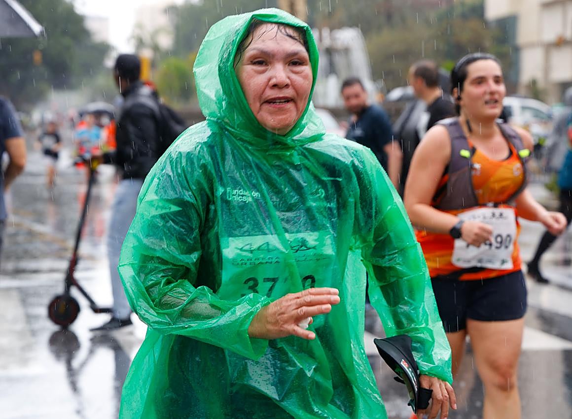 Imagen secundaria 1 - Just 3,000 runners out of 10,000 registered cross the line in rain-soaked Carrera Urbana in Malaga