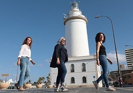 María Cabello, Silvia Aráez and Cristina Armario, in front of the Farola, a symbol of their audiovisual production company Ánima Stillking.