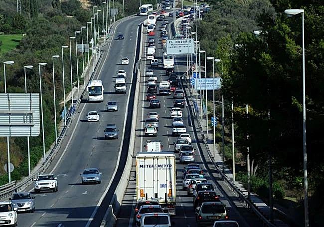 Tailbacks build up in Marbella in both directions on the motorway.