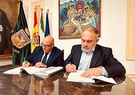 The mayor of Vélez, Jesús Lupiáñez, and the president of the Real Aeroclub de Málaga, Jesús Guerrero, at the signing of the agreement in the town hall.