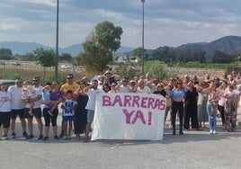 Some of the residents demanding a solution from the Junta de Andalucía.