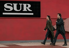 Milena Smit and Miki Esparbé leaving the editorial office of SUR.