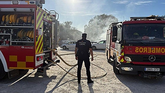 Man arrested after six vehicles completely destroyed in blaze at beach car park on Costa del Sol
